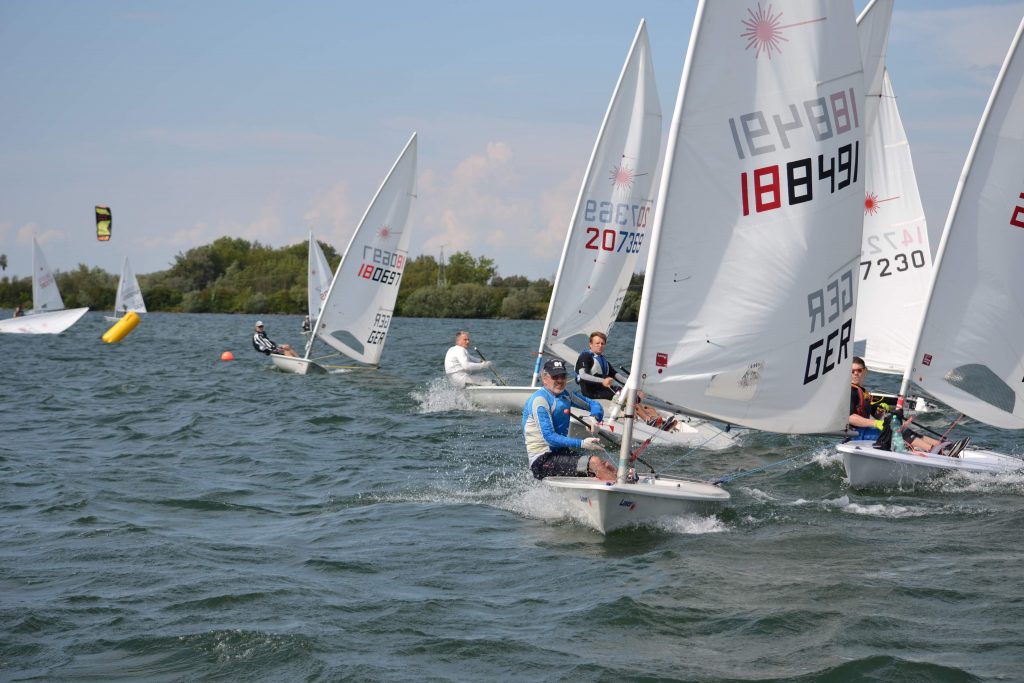 Jugendliche beim Segeln